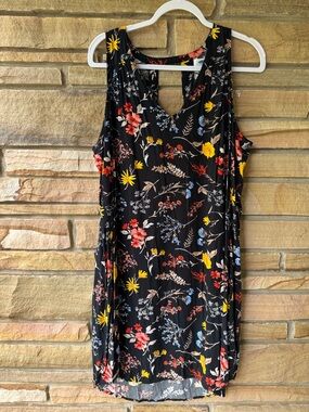 Old Navy Floral Top in Black, Coral, Yellow